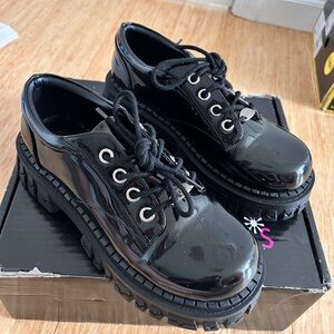 W9 Black Delia’s Patent Platform Oxford Shoes